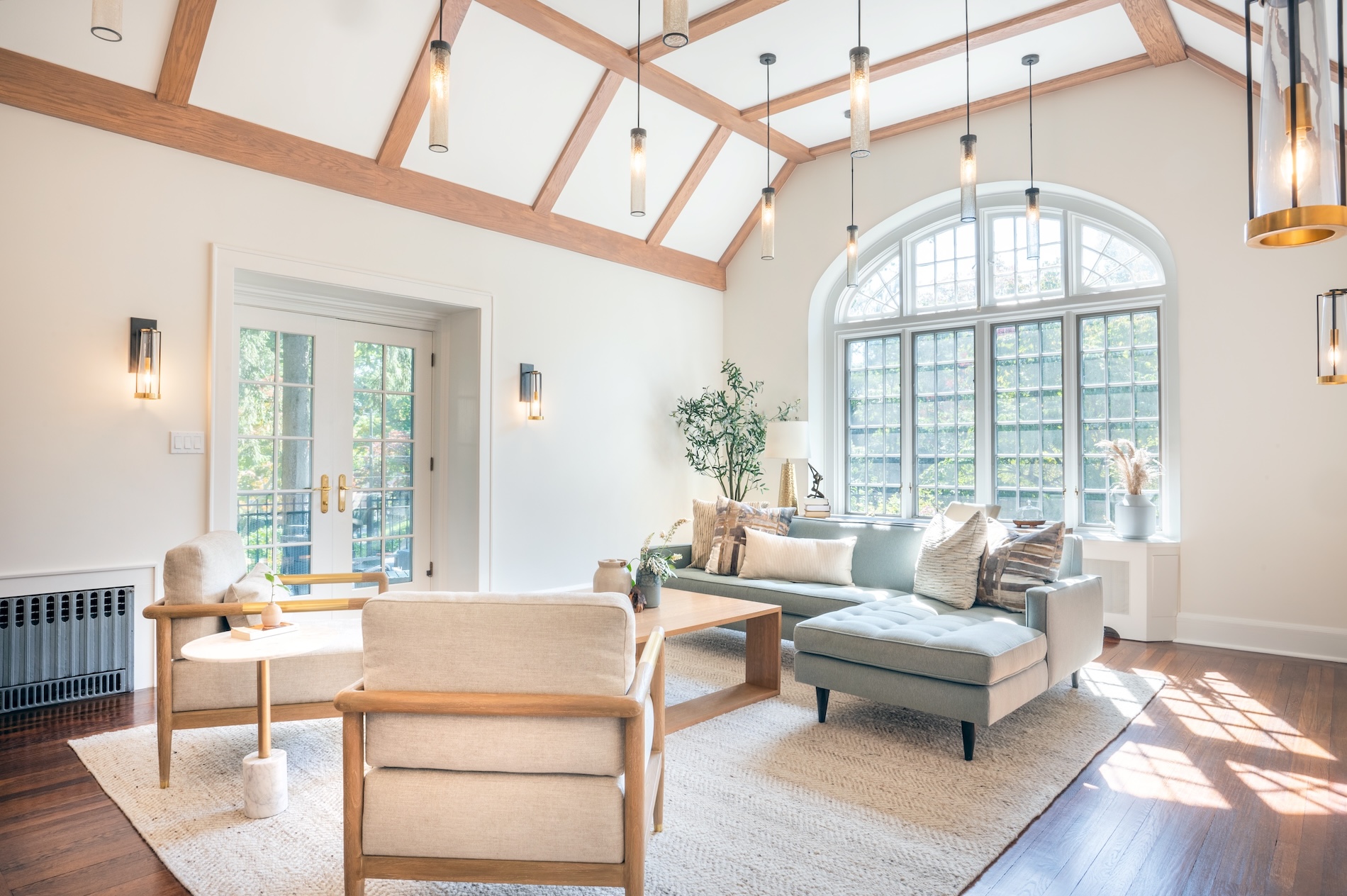 Living Room Design By The Jonathans Oranic Furnishings