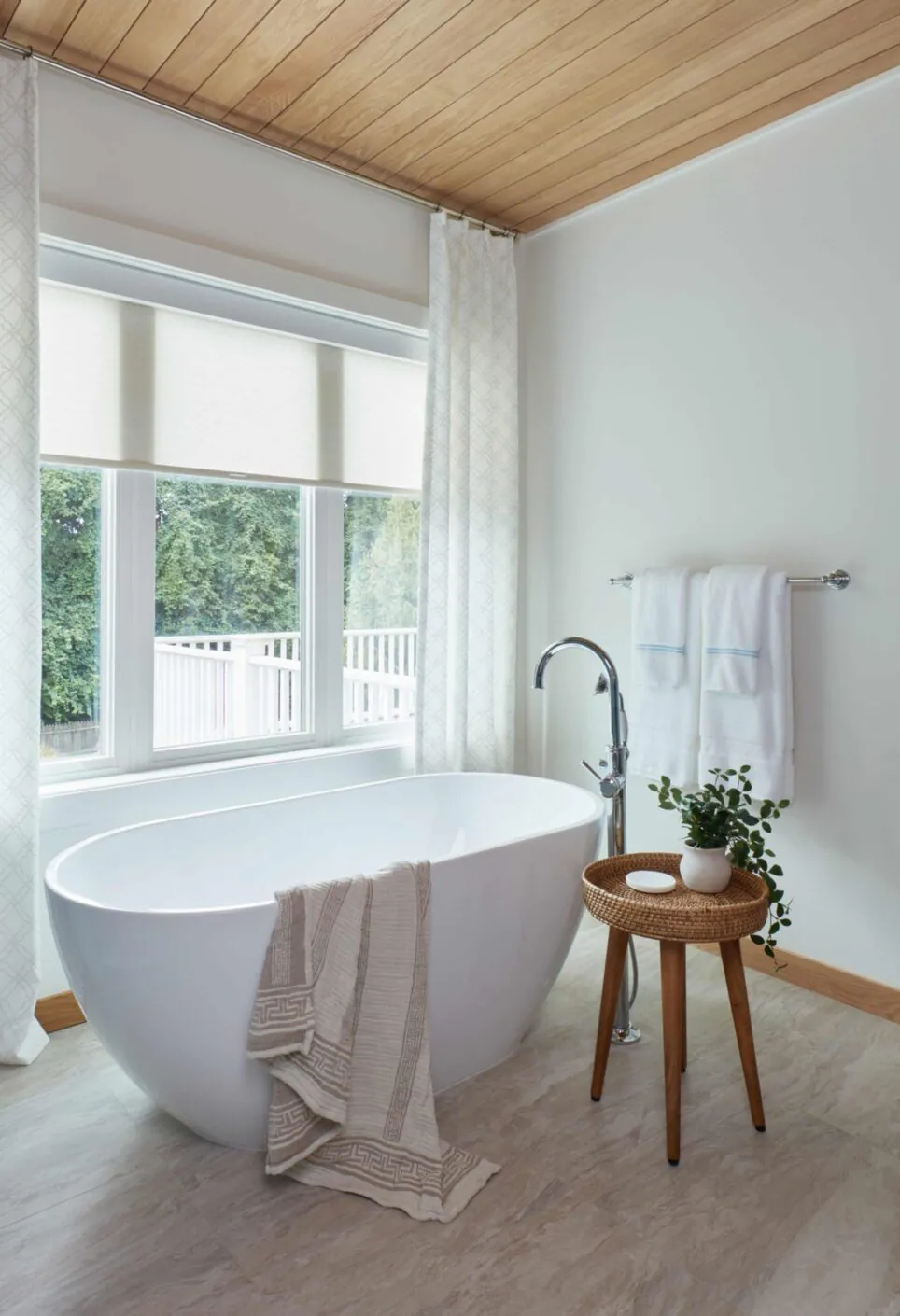 White Stand Alone Spa Like Tub
